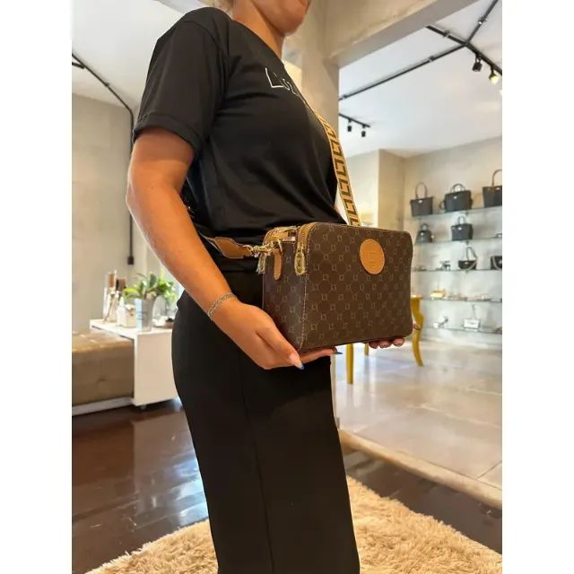 Bolsa Bella Luz Da Lua Couro Tiracolo Média Monograma Mocca - Foto 3
