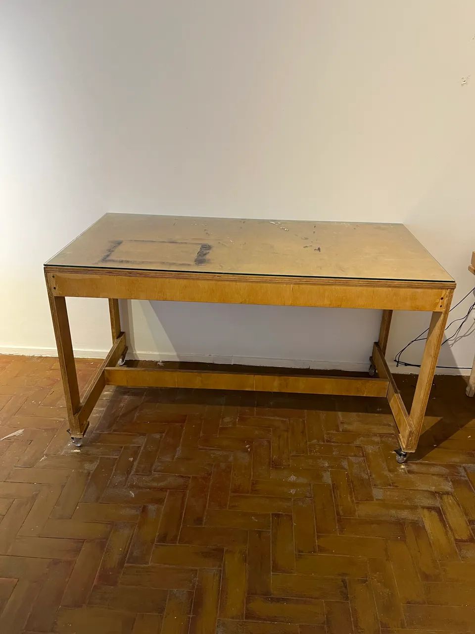 Mesa de compensado cru natural com rodinhas e tampo de vidro