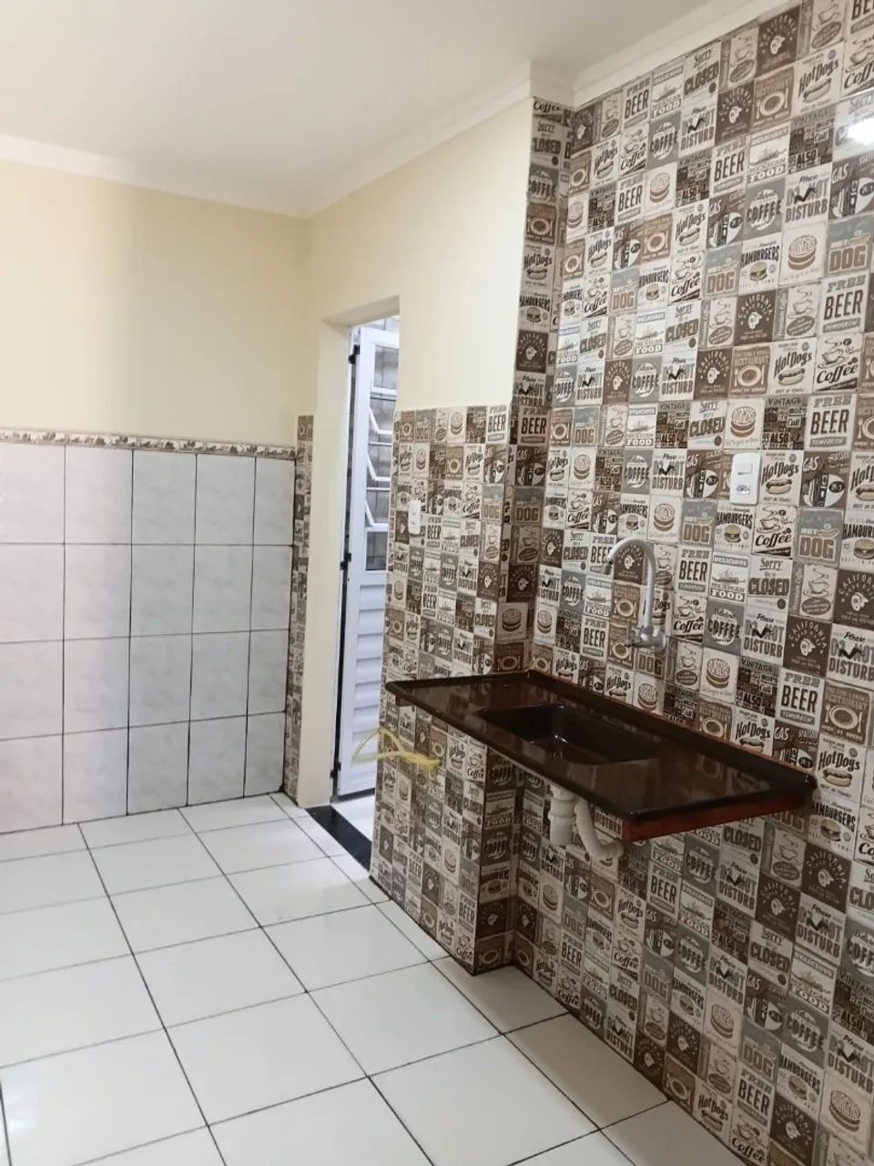 Aluga-se casa 01quarto