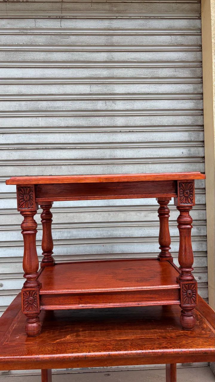 mesa de canto em madeira nobre