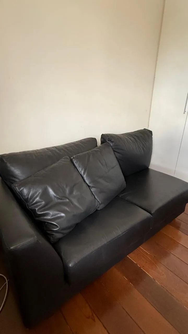 Sofá em couro legítimo 