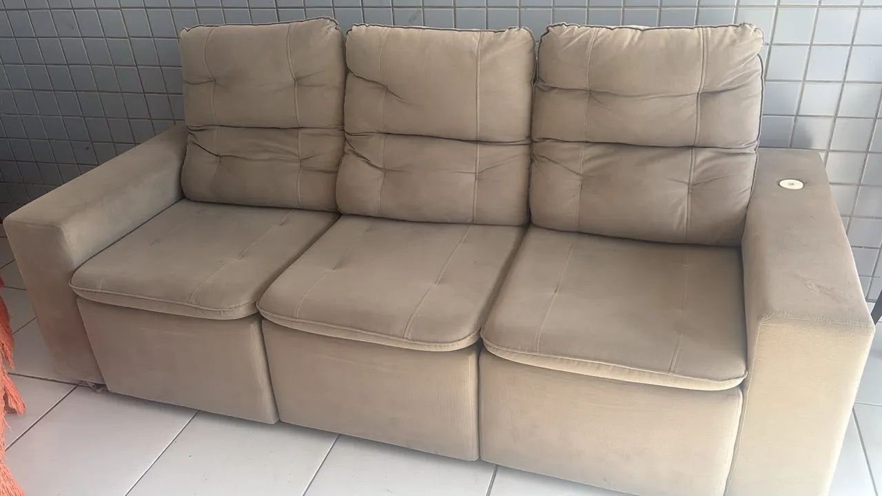 Sofá retrátil 3 lugares.