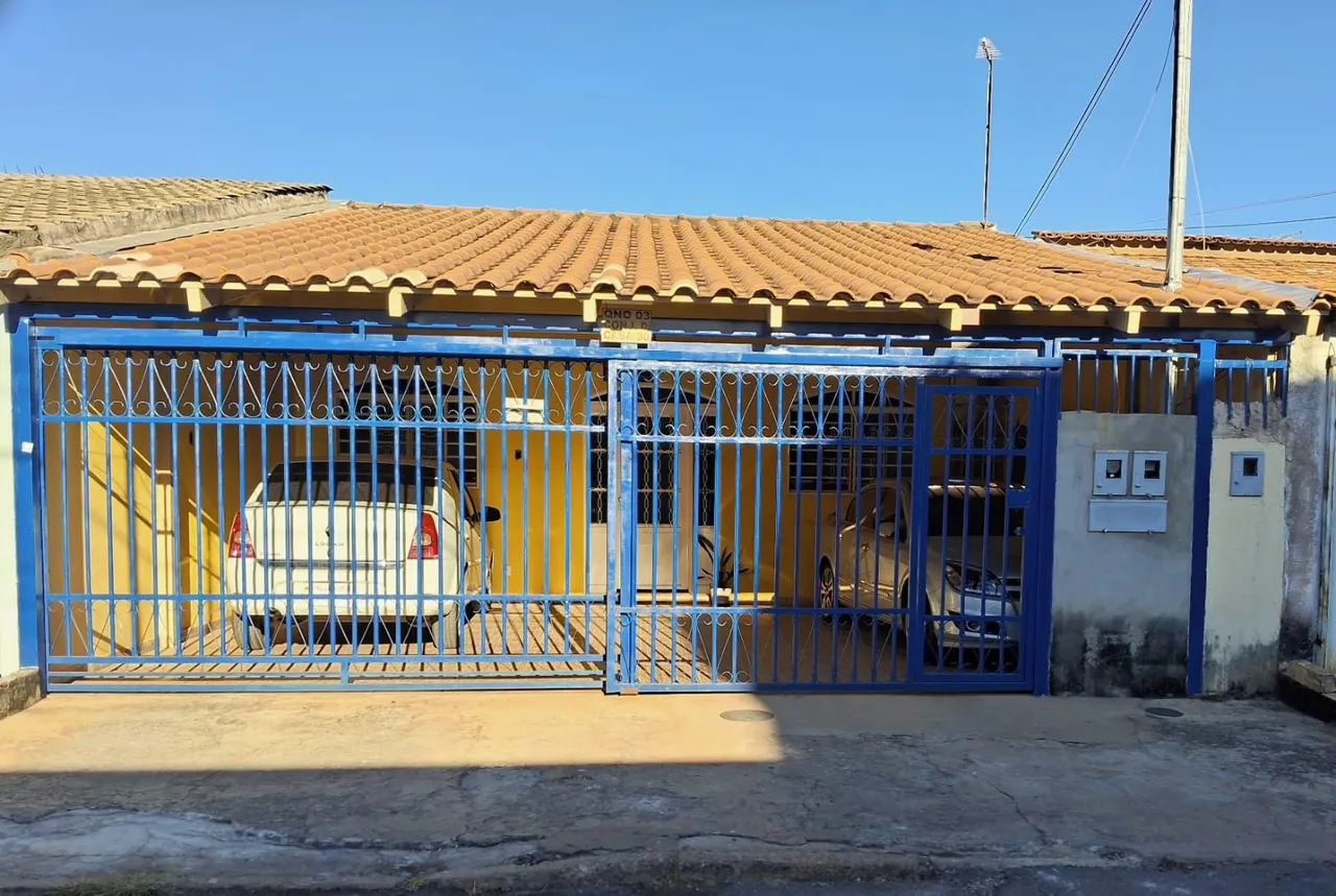 Casa à venda com barraco ao fundo. 