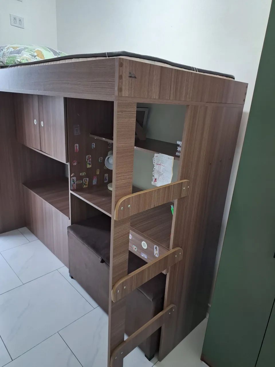 Cama solteiro elevada com escrivaninha, armário e baú  - Foto 2