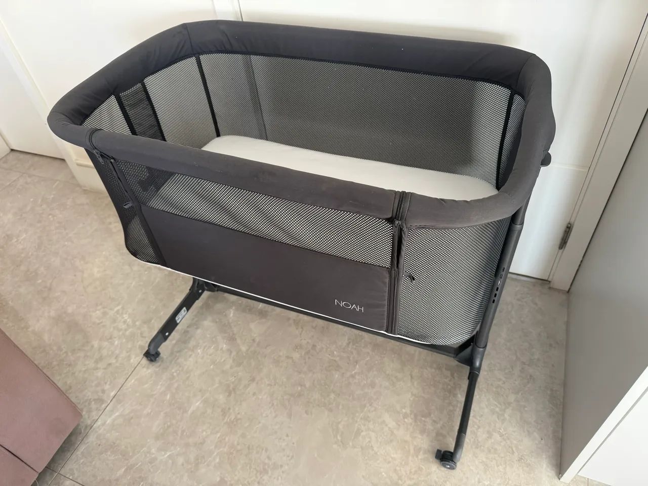 Kikkaboo Berço Noah, ajustável, rodas, anti-refluxo, abre de um lado, cor: dark grey