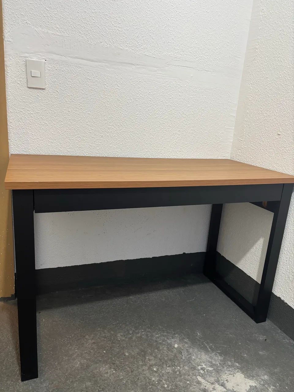 Mesa para Escritório/Home Office em Madeira e Preto - Excelente Estado