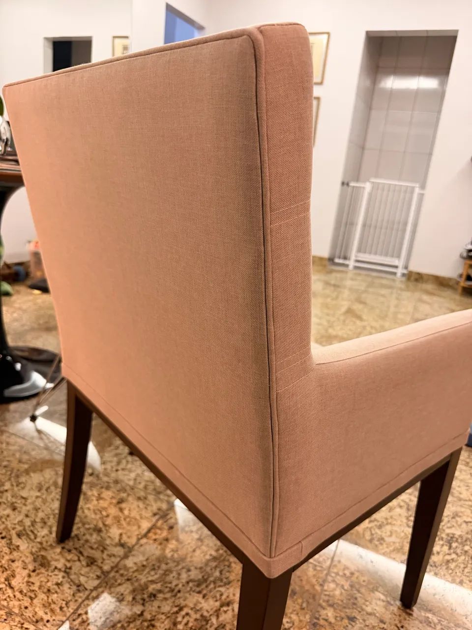 Poltrona Estofada em Linho Bege - Capitonê - Foto 3