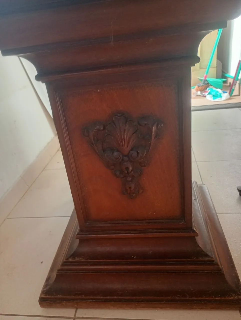 Mesa de 4 lugares de madeira trabalhada  - Foto 2
