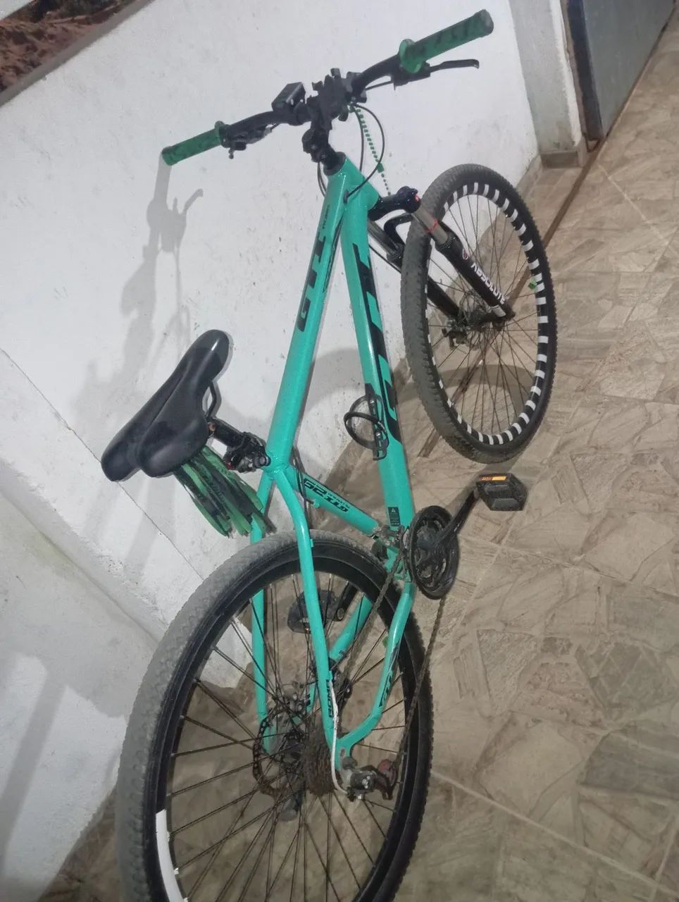 Vendo bicicleta aro 29 com garfo de trava e documento  - Foto 4