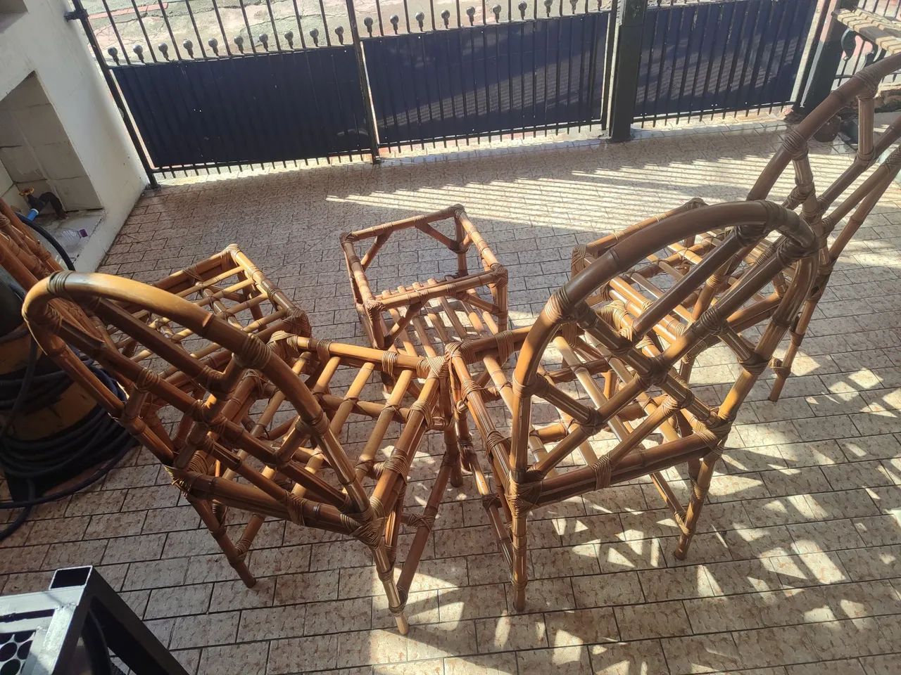 Conjunto Vintage 4 cadeiras e mesinha Bambú e Rattan  - Foto 2