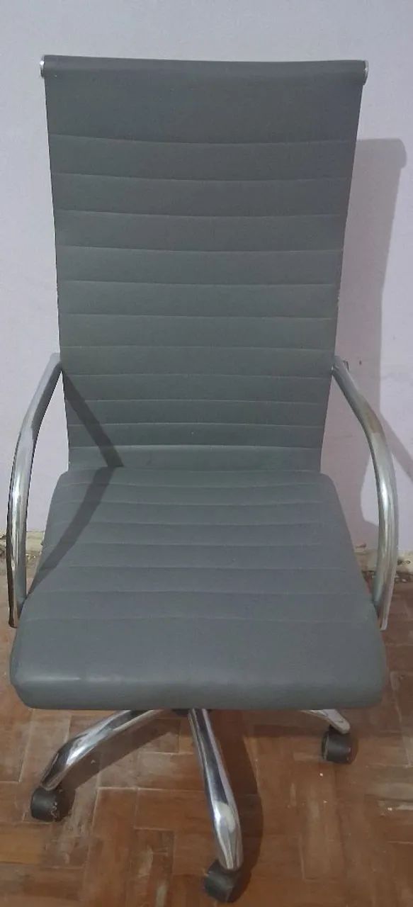 Executive Office Chair, Gray.