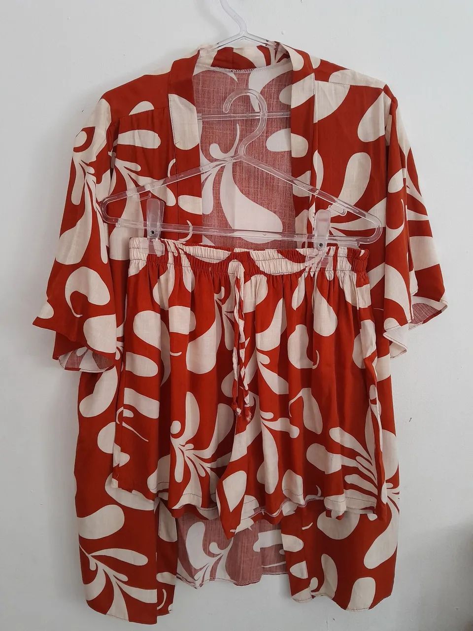 conjunto feminino estampado laranja e creme