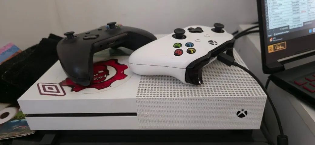 XBOX ONE S 1TB + 2 CONTROLES