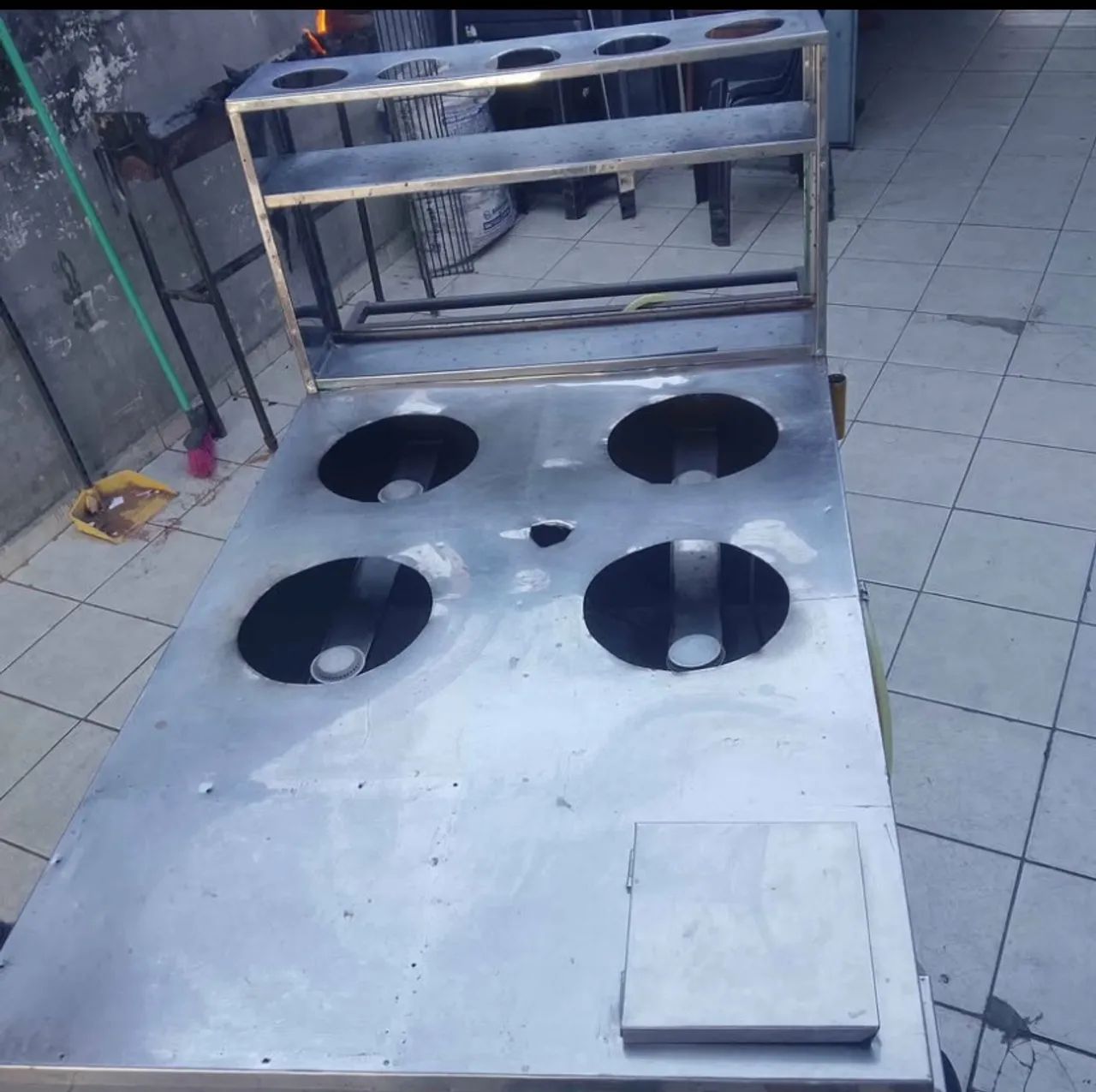 Carrinho de caldos já com as panelas de barro