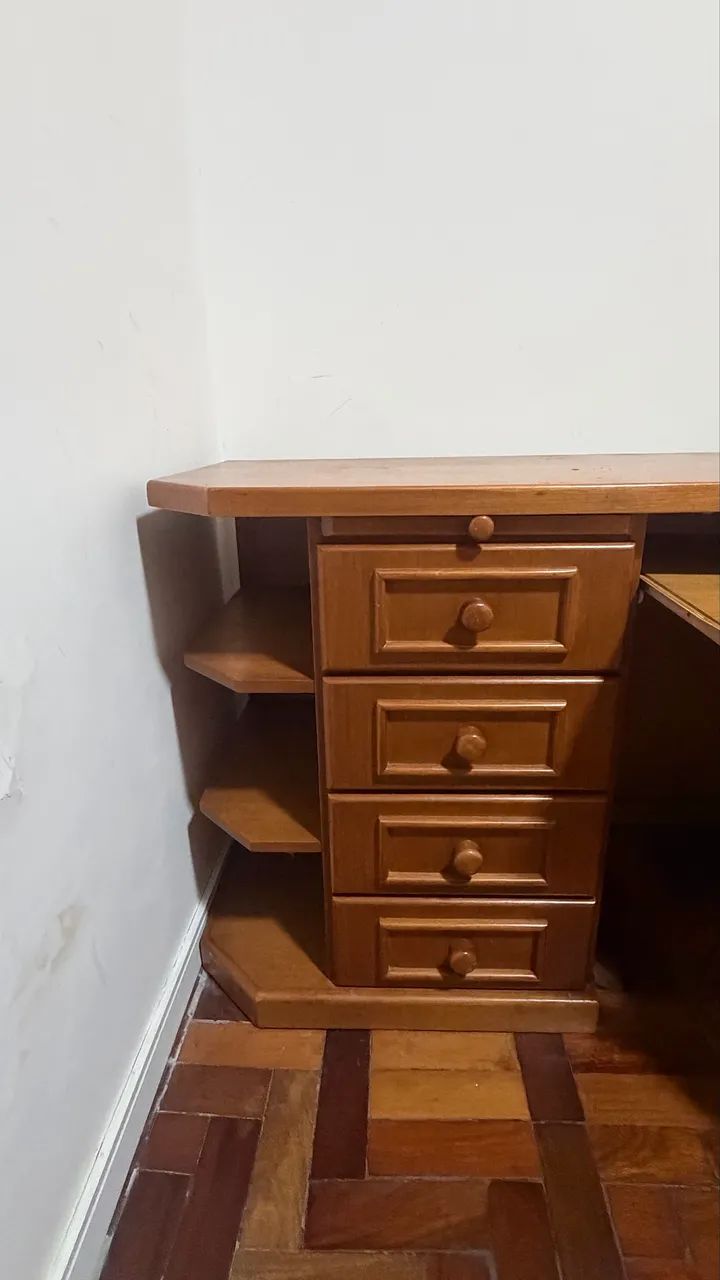 Escrivaninha grande de madeira com cadeira - Foto 3