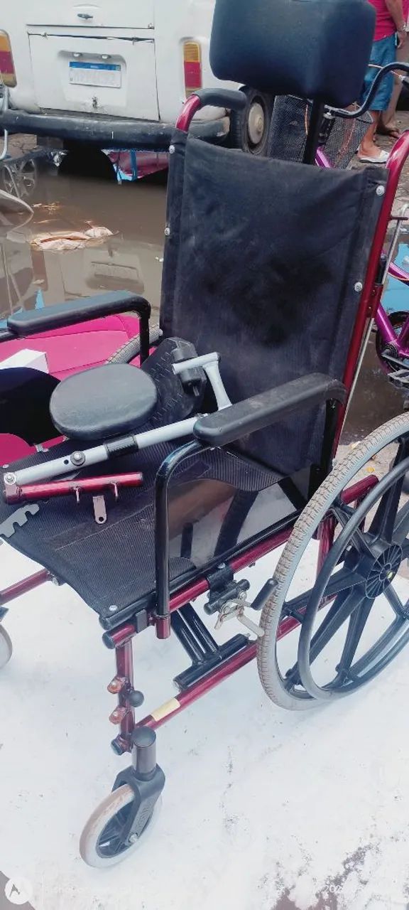 Vendo essa cadeira de rodas semi nova. - Foto 4