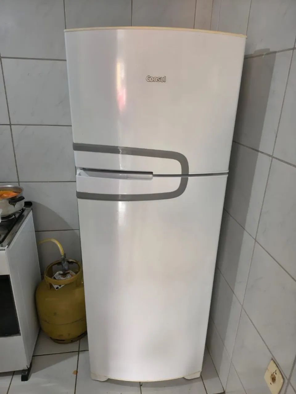 Vende-se geladeira semi-nova