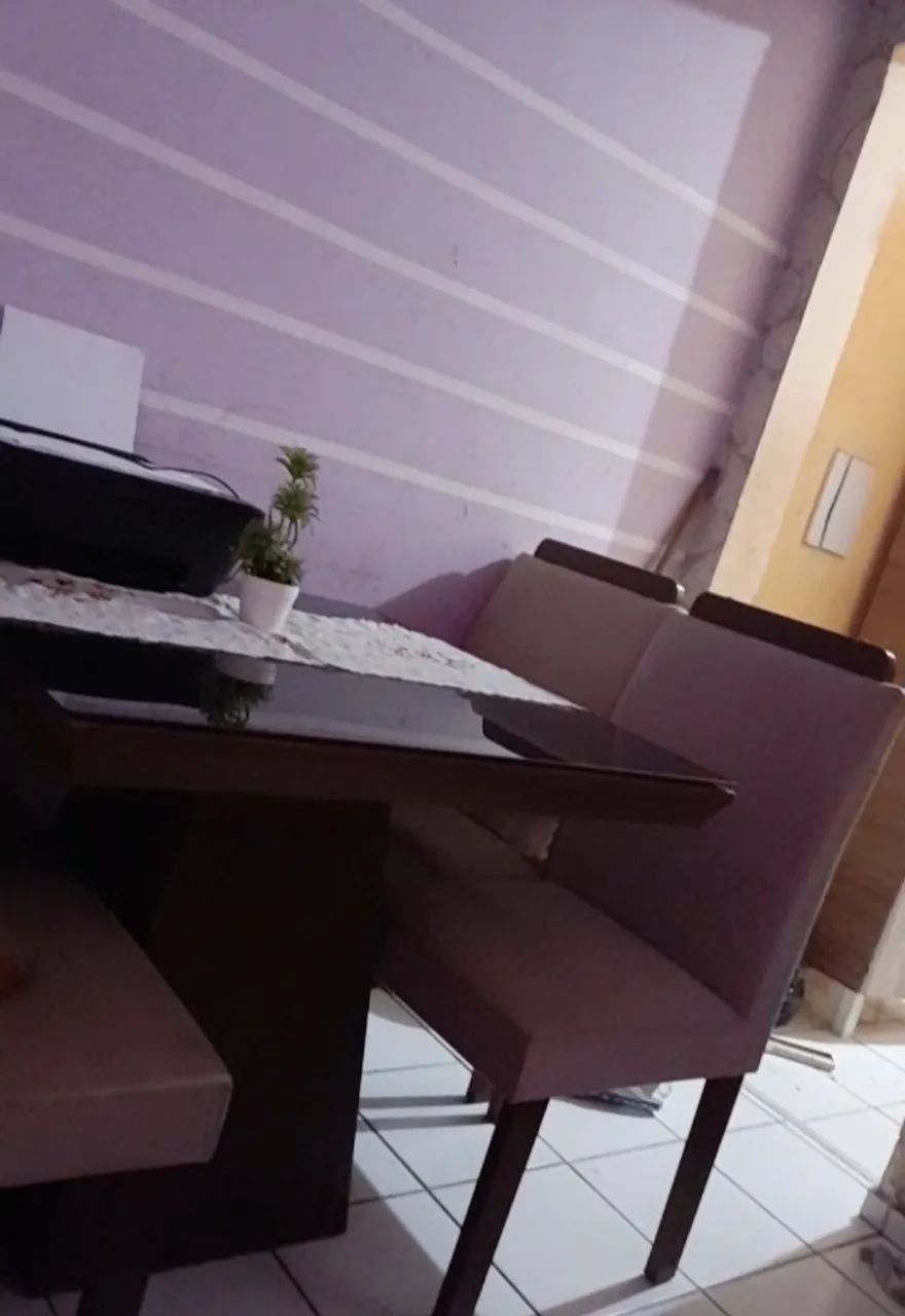 Mesa com 4 cadeiras