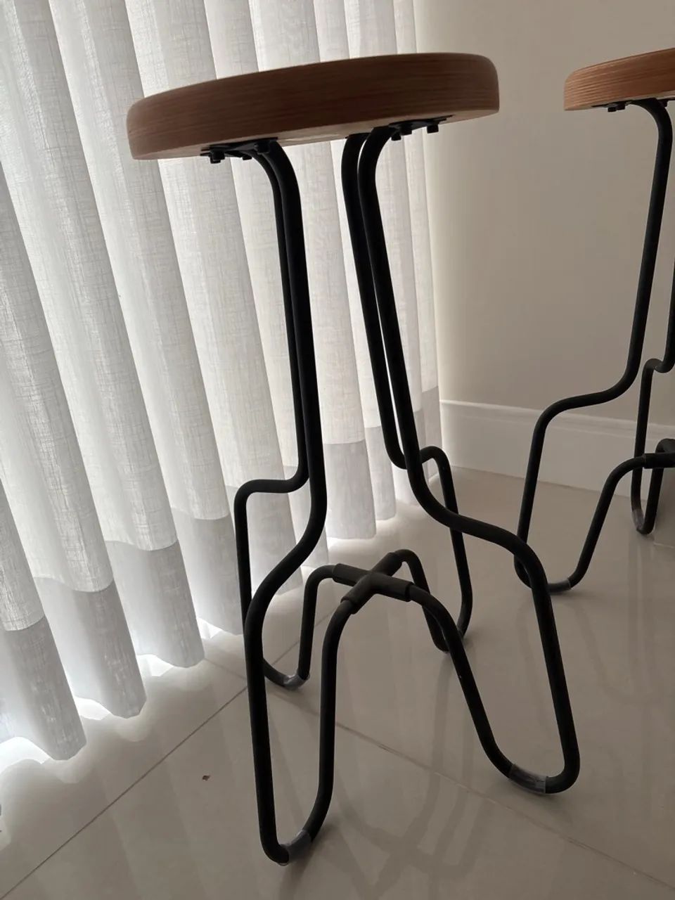 Banqueta de madeira com pé de ferro - Foto 2