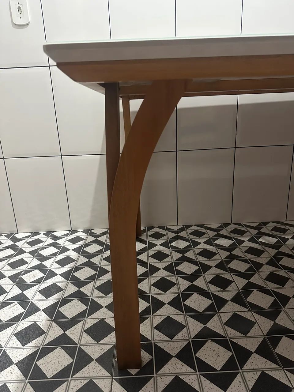 Mesa de vidro na cor branca sem detalhes nova sem cadeiras - Foto 2