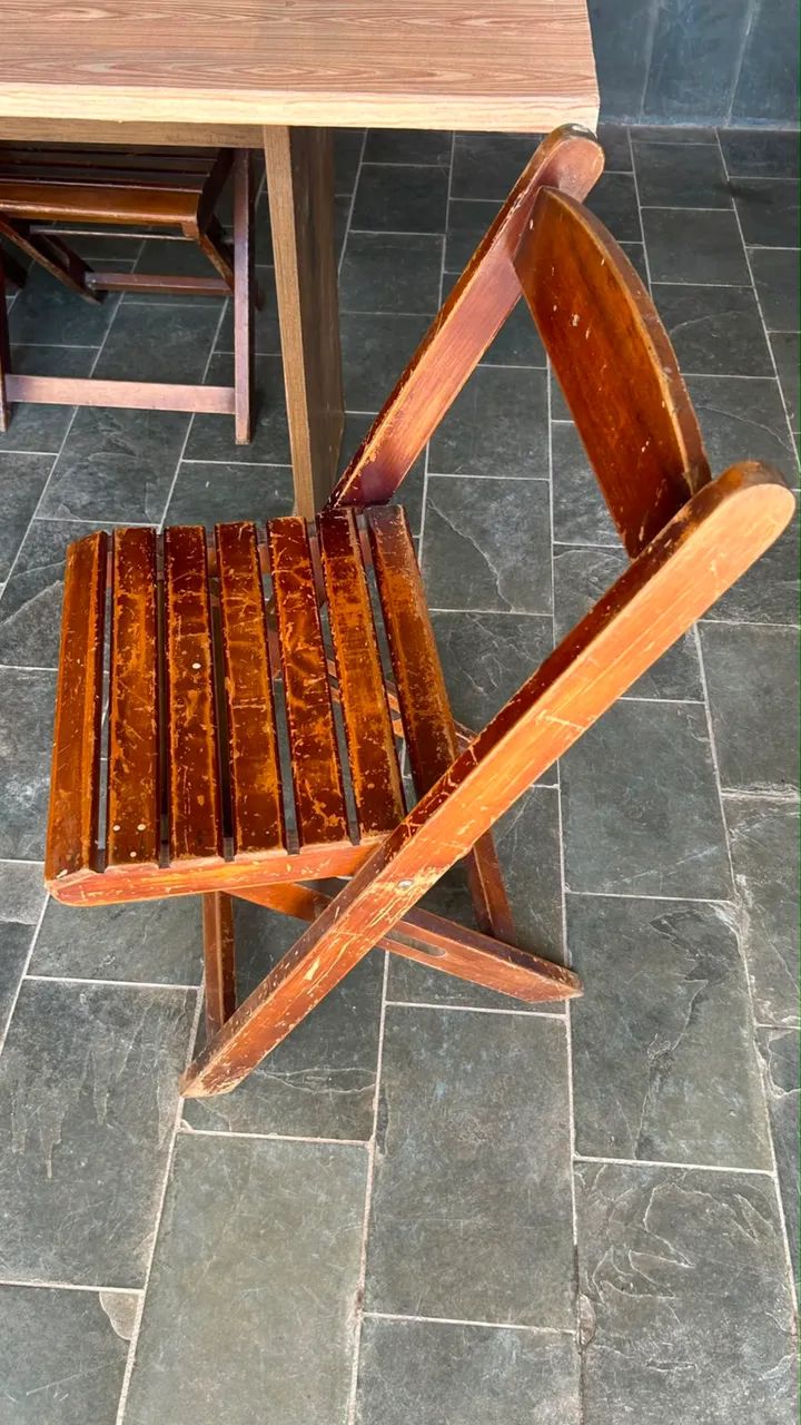 Vende-se mesa de MDF com 4 cadeiras de Madeira - Foto 5