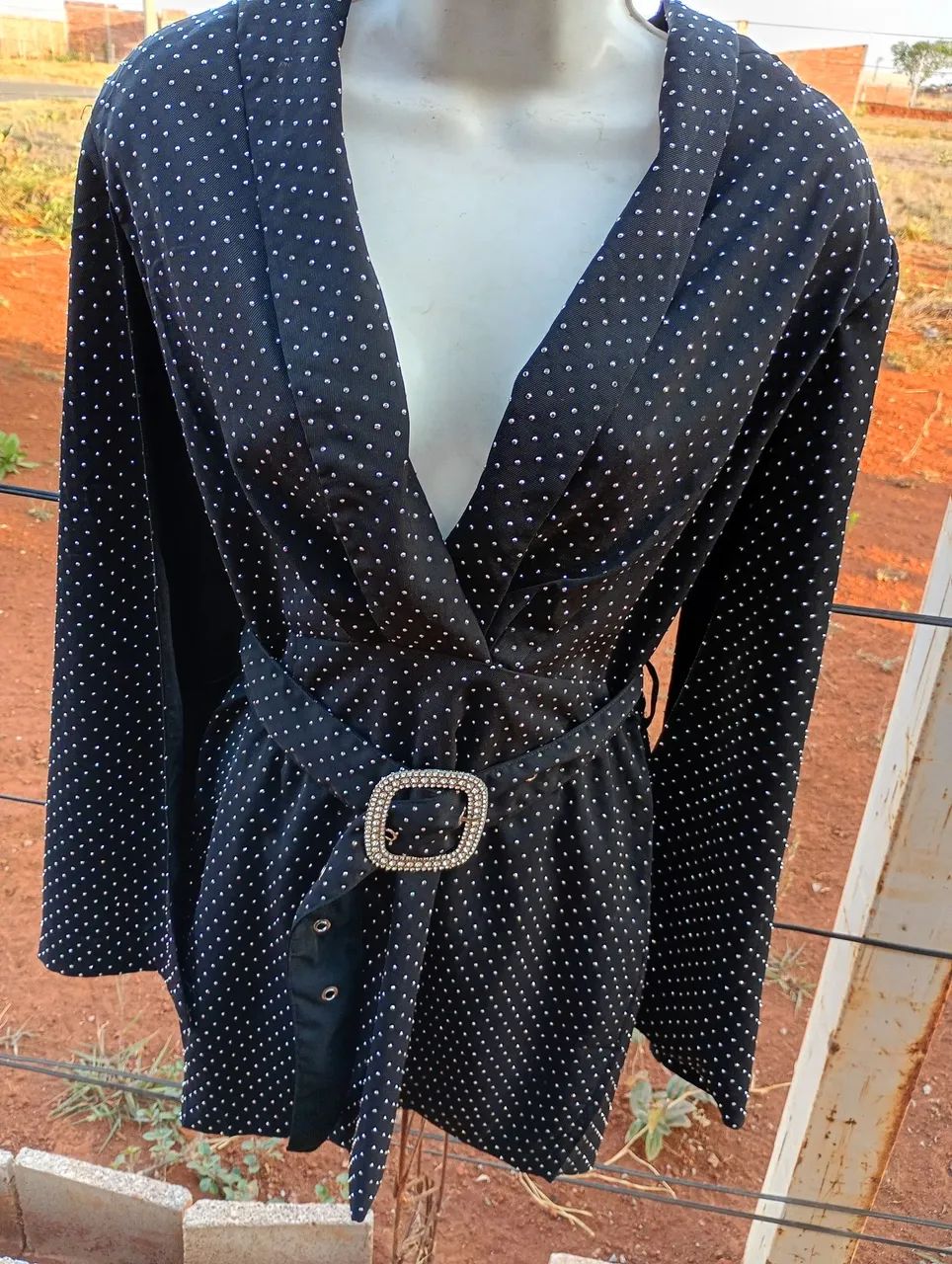 Vestido blazer preto com strass e fivela  - Foto 2