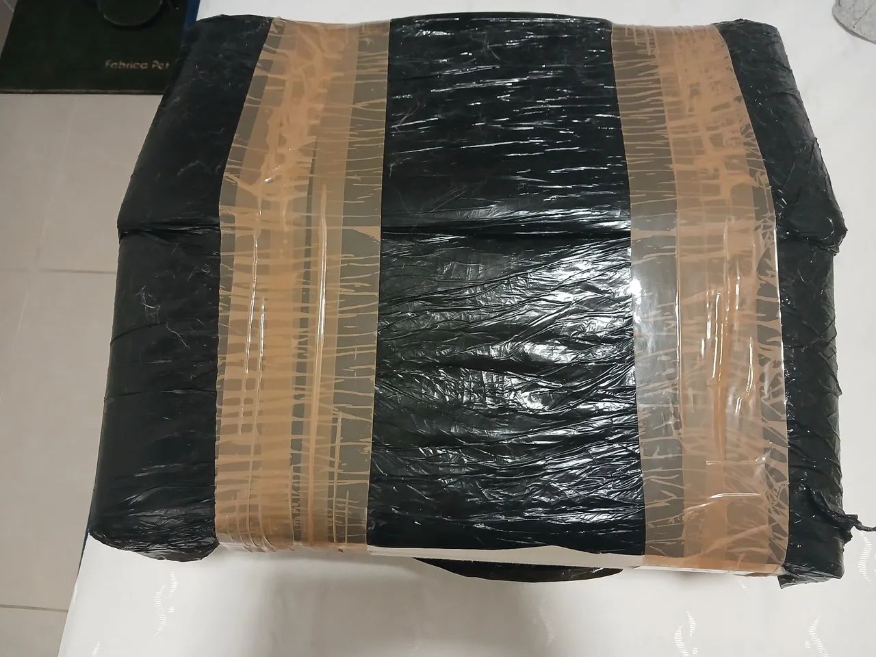Kit 2 mesas suspensas de cabeceira com cabeceira modular estofada adesiva - Foto 4