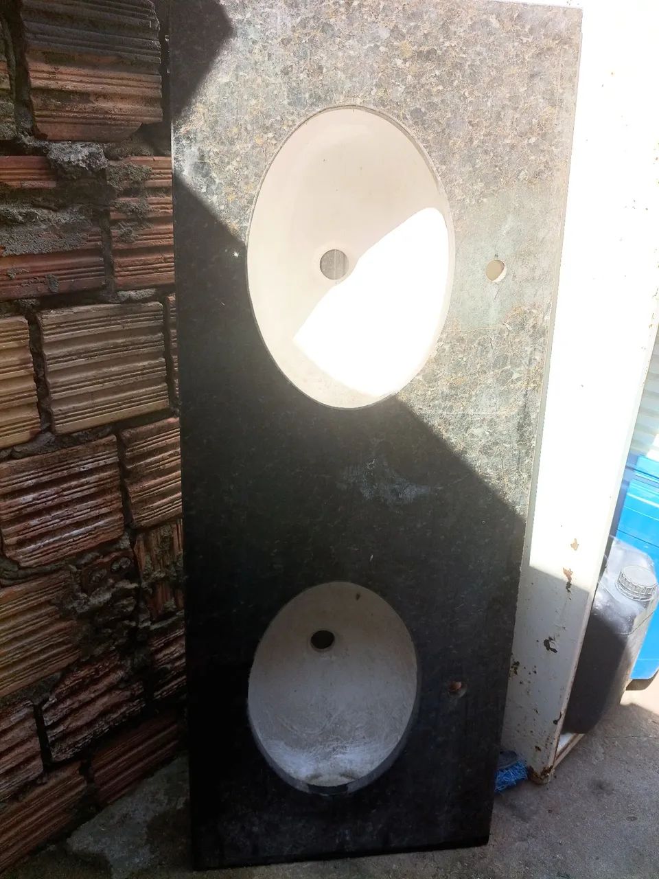 bancada de granito usada com duas cubas