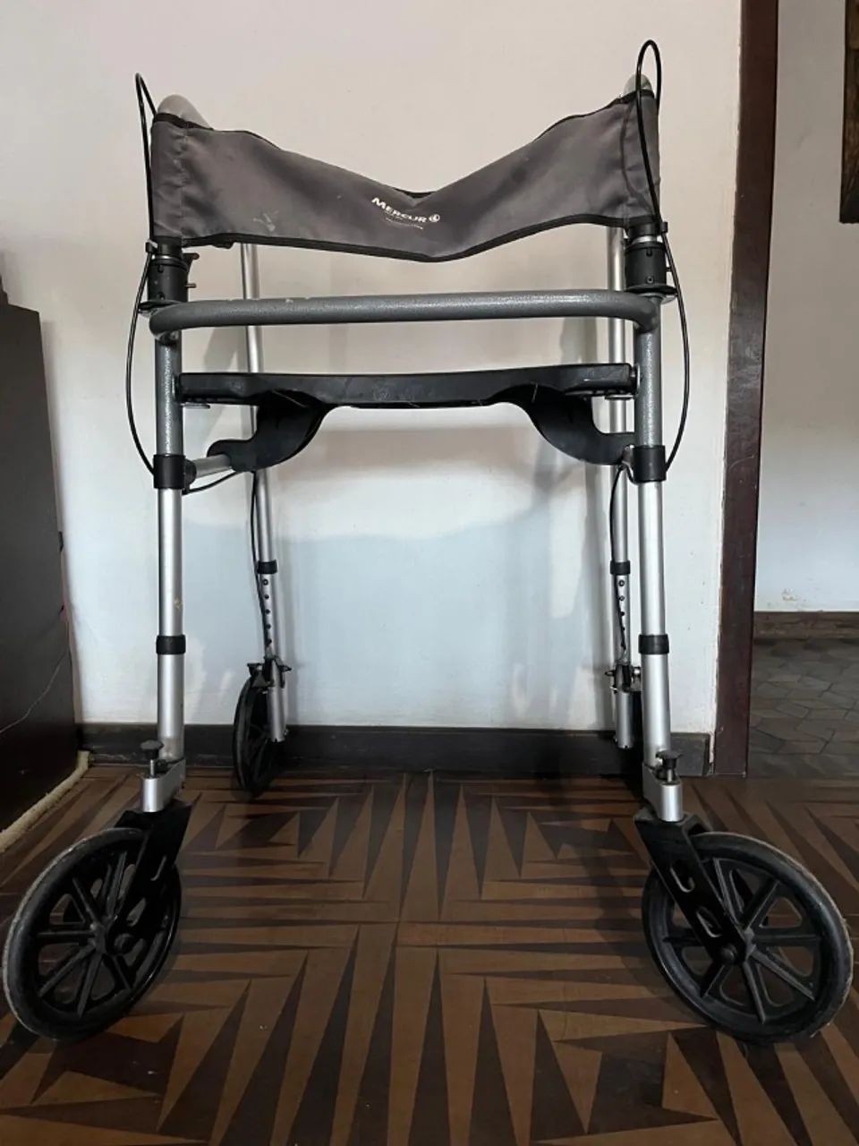 Andador com assento e trava Mercur