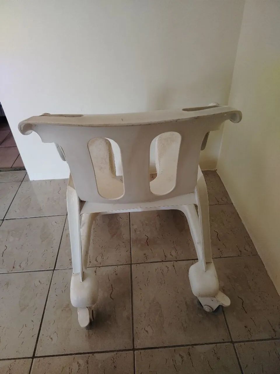 Vendo cadeira de banho plástico - Foto 3