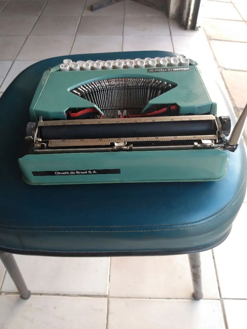 Máquina de escrever antiga olivetti65115400814466124