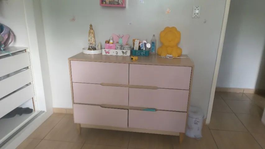 Cômoda infantil rosa com amadeirado.