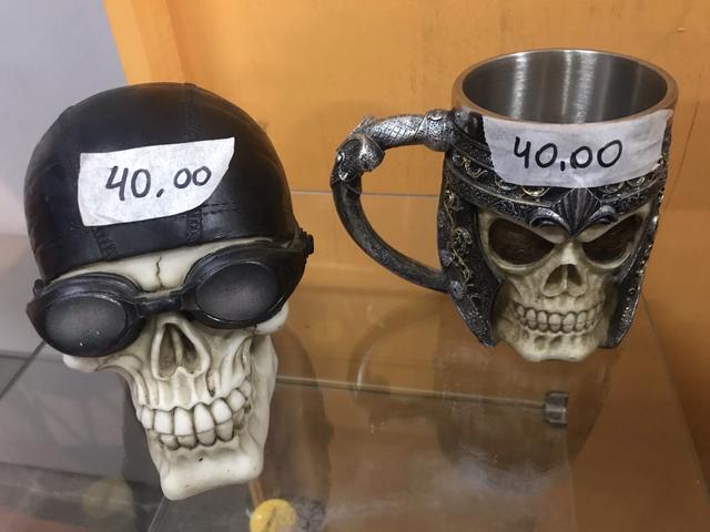 Caneca e itens de decoração