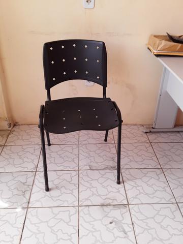 Mesa, cadeira e pratileira