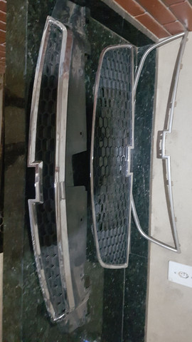 Vendo grades inferior e superior e o aro cromado do cruze 2011 a 2015 - Foto 2
