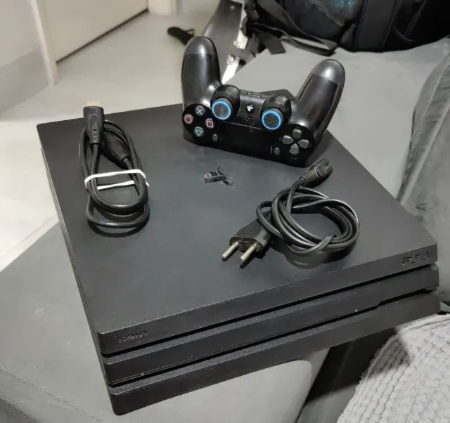 Playstation 4 (Ps4) PRO + 2 controles - Videogames - Morada da Serra,  Cuiabá 1260253885