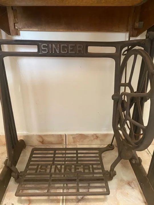 Máquina de Costura Singer Antiga - Foto 4