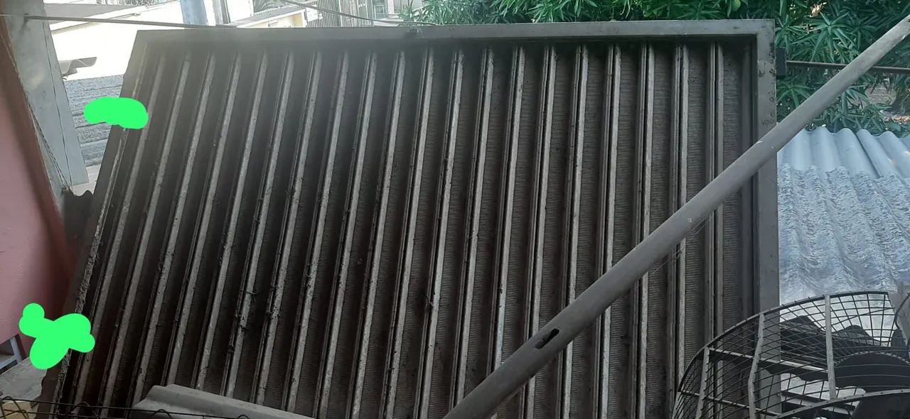 Portão de correr em chapa de aço de 2.10m altura por 1.40m de comprimento