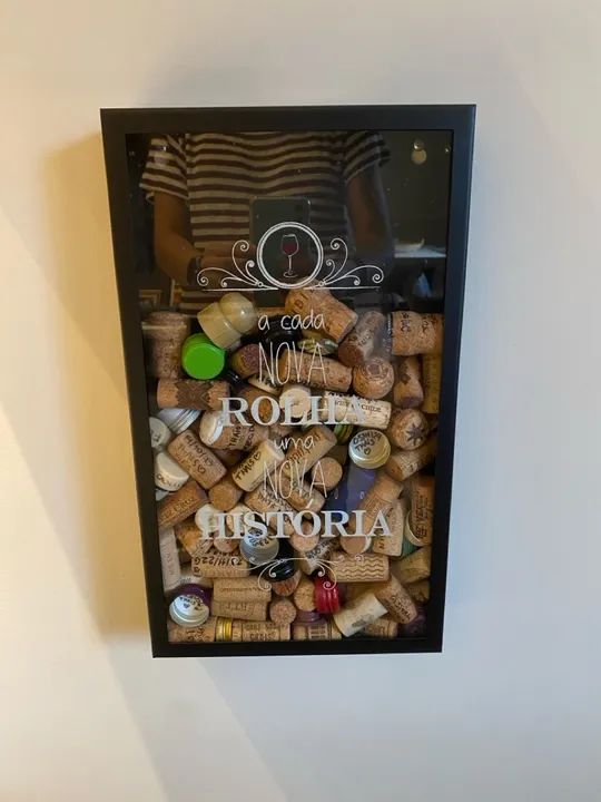 Quadro de rolhas para decoração - ?A cada nova rolha uma nova história? - 40 x 23cm