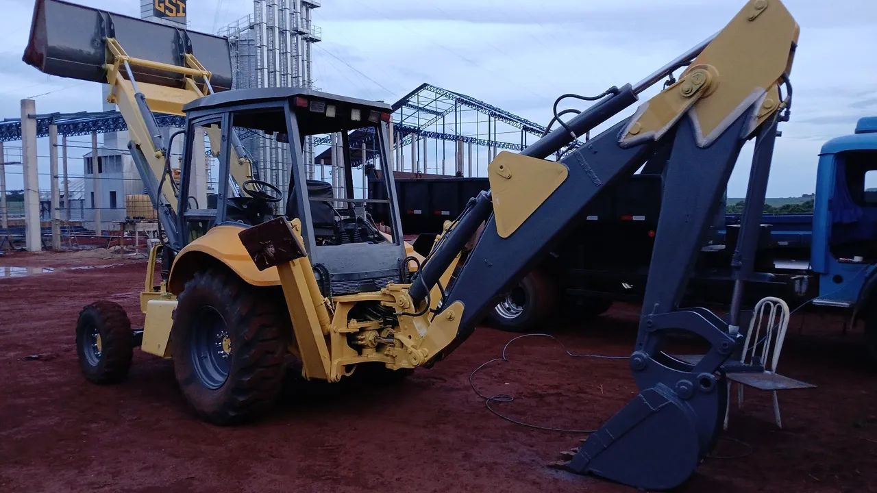 Retroescavadeira Usada em Ótimo Estado - Foto 4