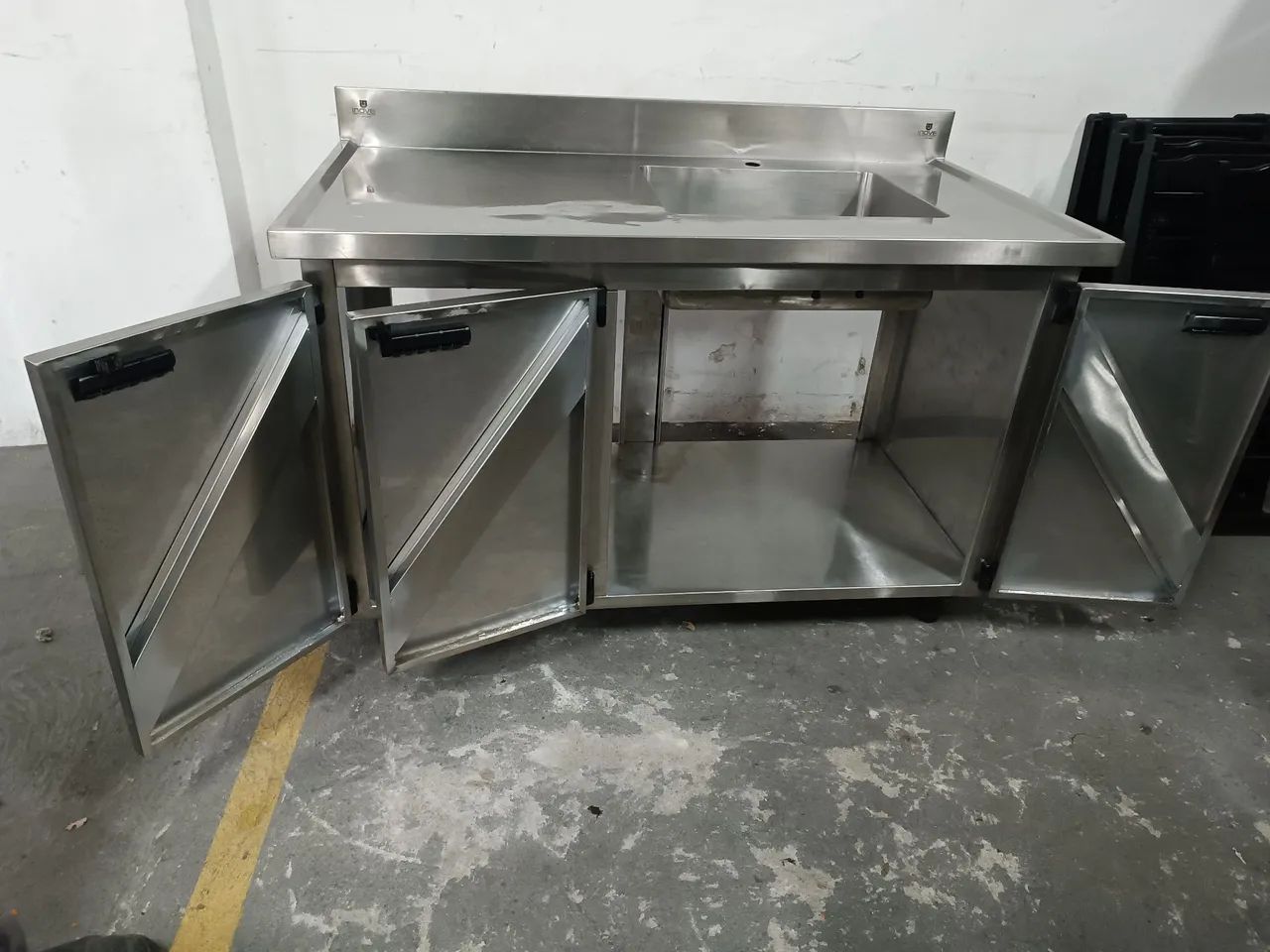 Balcão seco 3 portas com pia do lado direito todo de inox em ótimo estado  - Foto 2