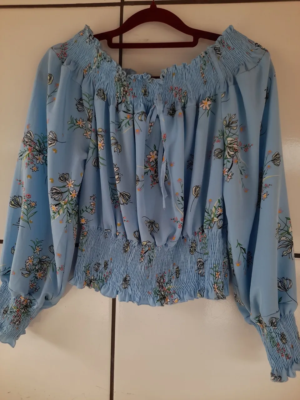 Blusa feminina azul floral