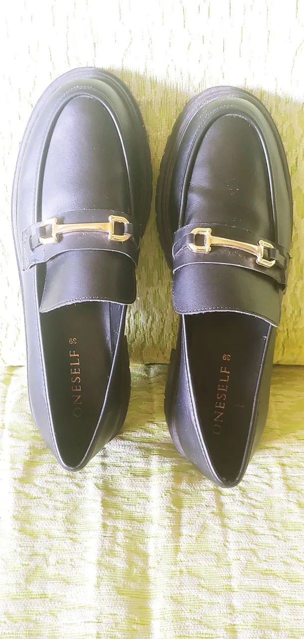 Sapatos pretos com detalhe dourado - Foto 3