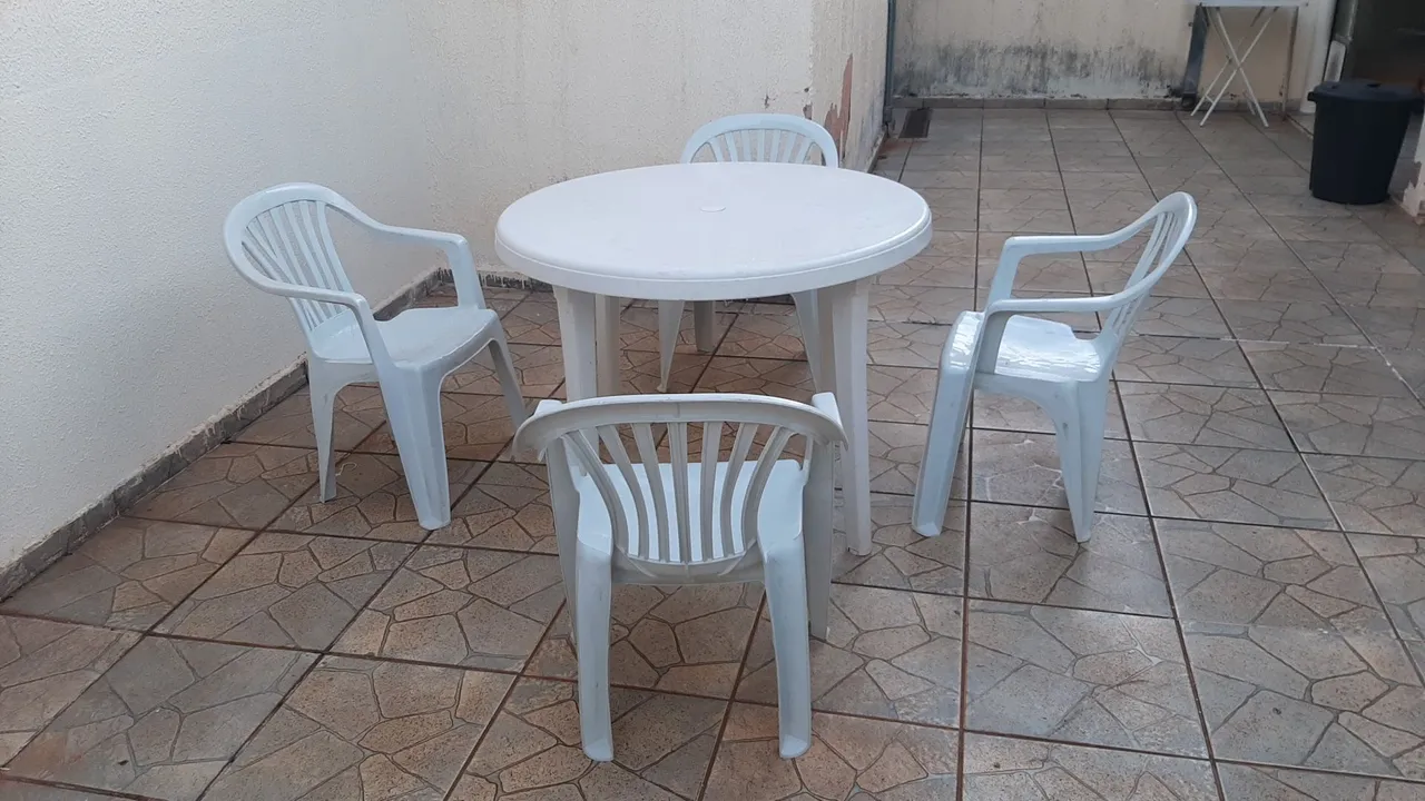 Mesa de plástico branca para 4 cadeiras