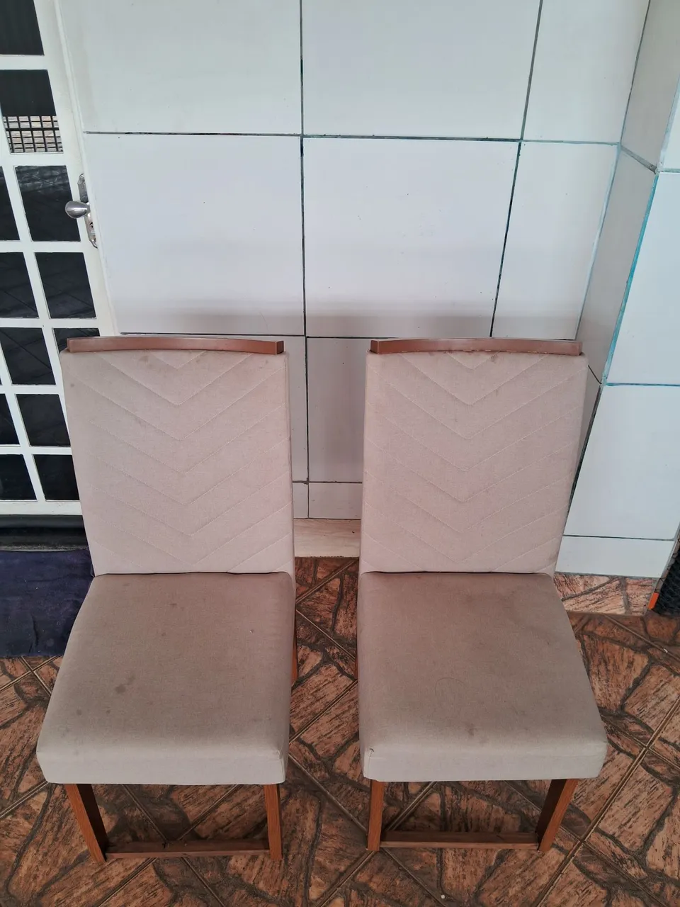 Duas cadeiras para mesa de jantar