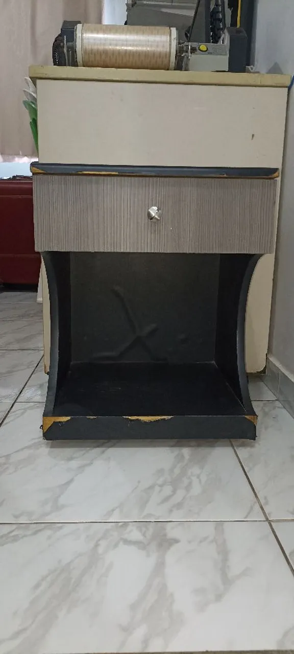 Mesa de cabeceira com gaveta