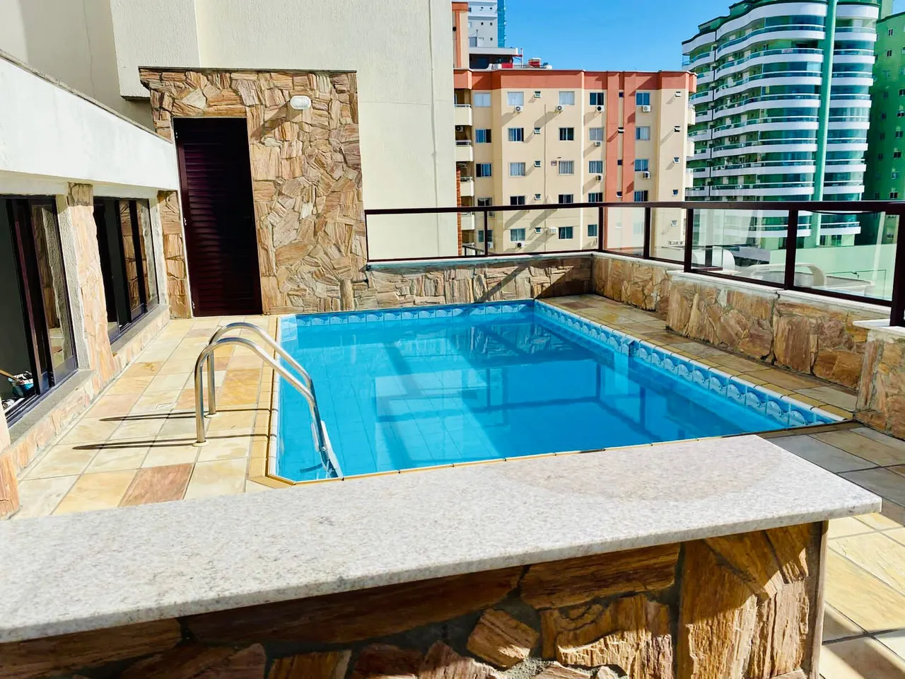 Cobertura com Piscina, Playground e Vista para o Mar na Meia Praia para Locação de Tempora