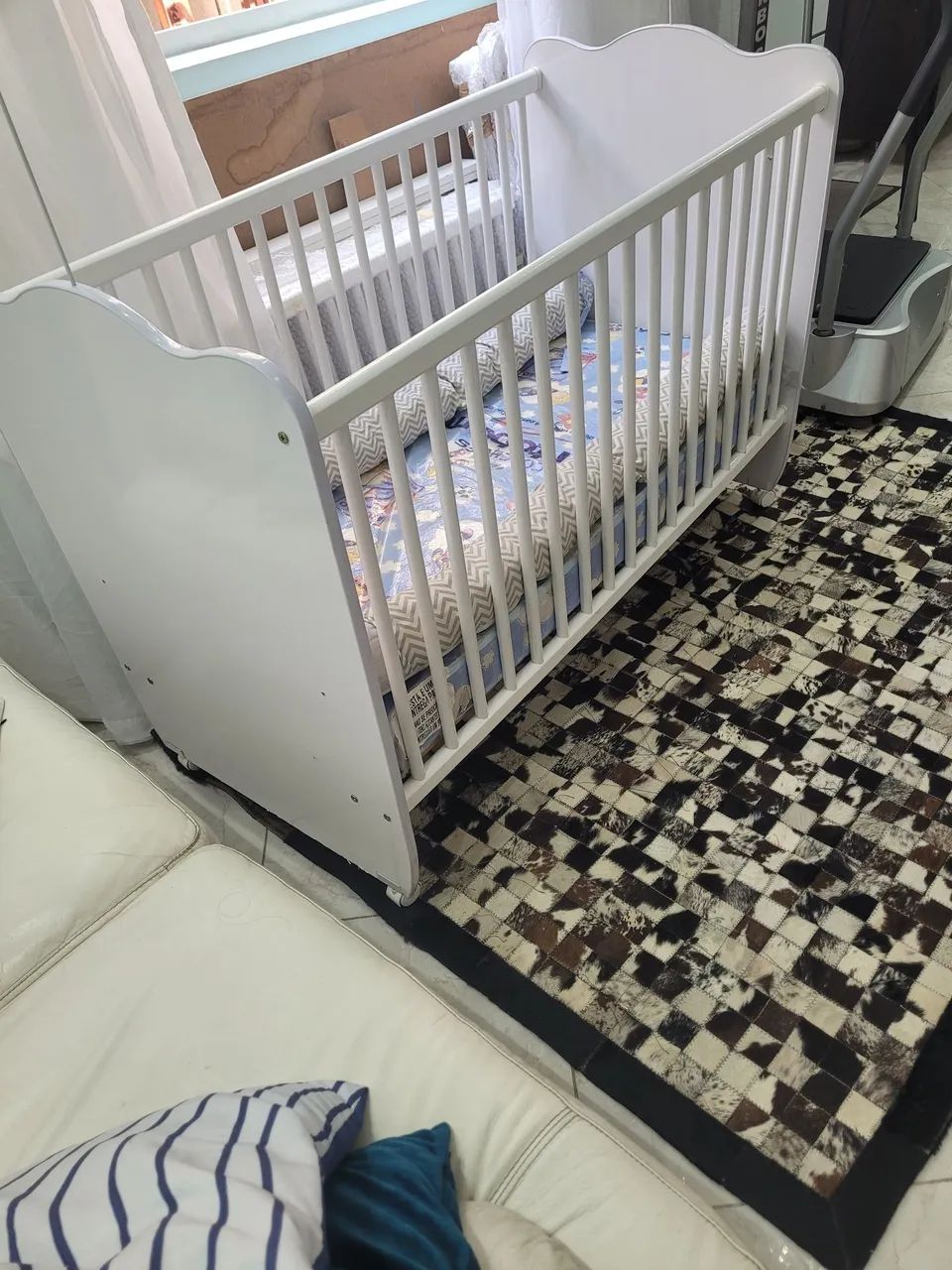 Berço Branco padrão americano com colchão sem uso