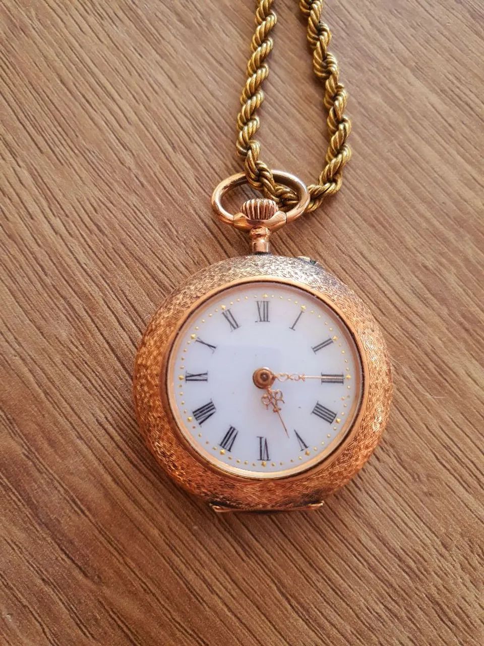 Relógio vintage com corrente