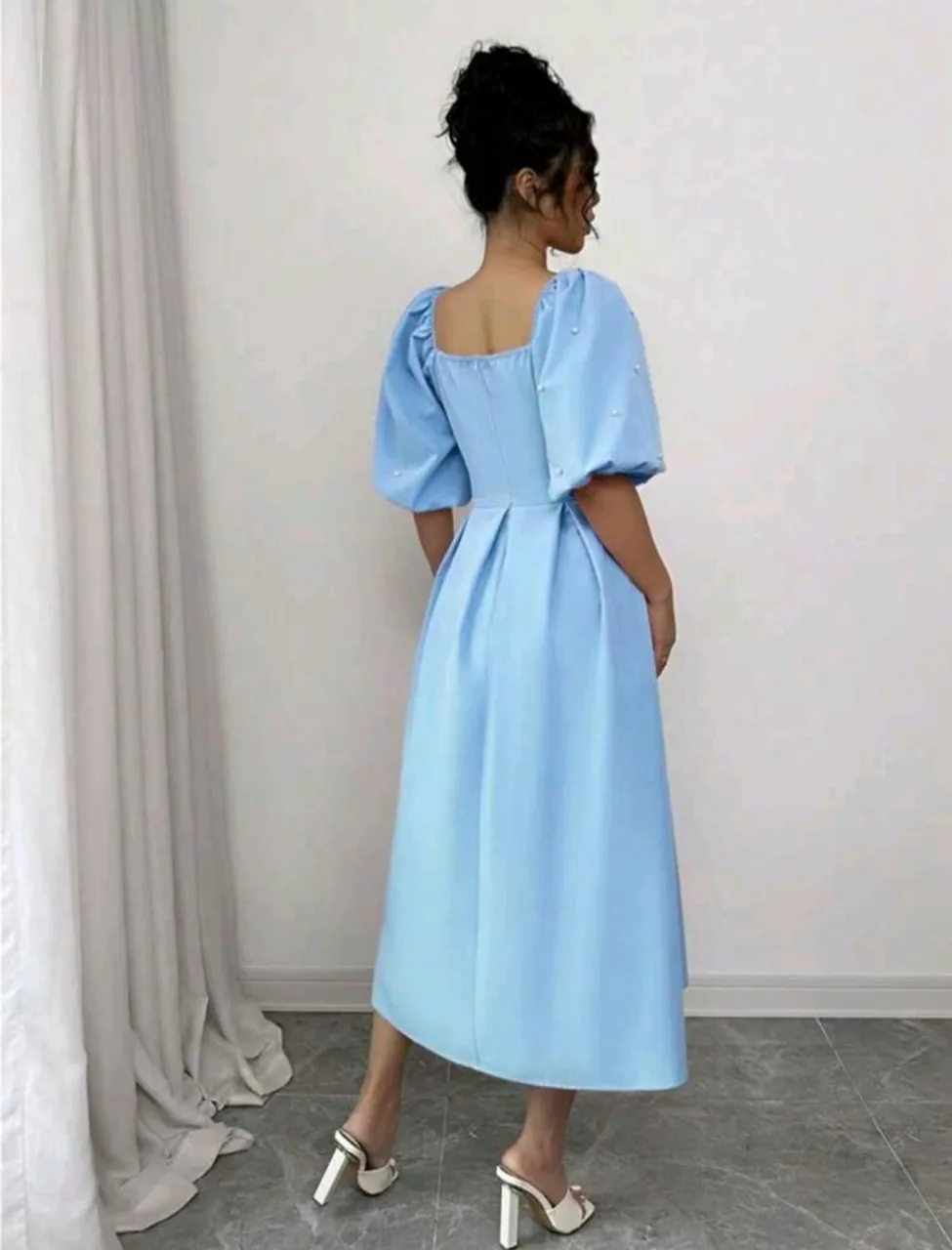 Vestido Azul Elegante com Detalhes em Pérola